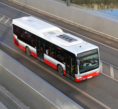 Stadtbus auf Brücke